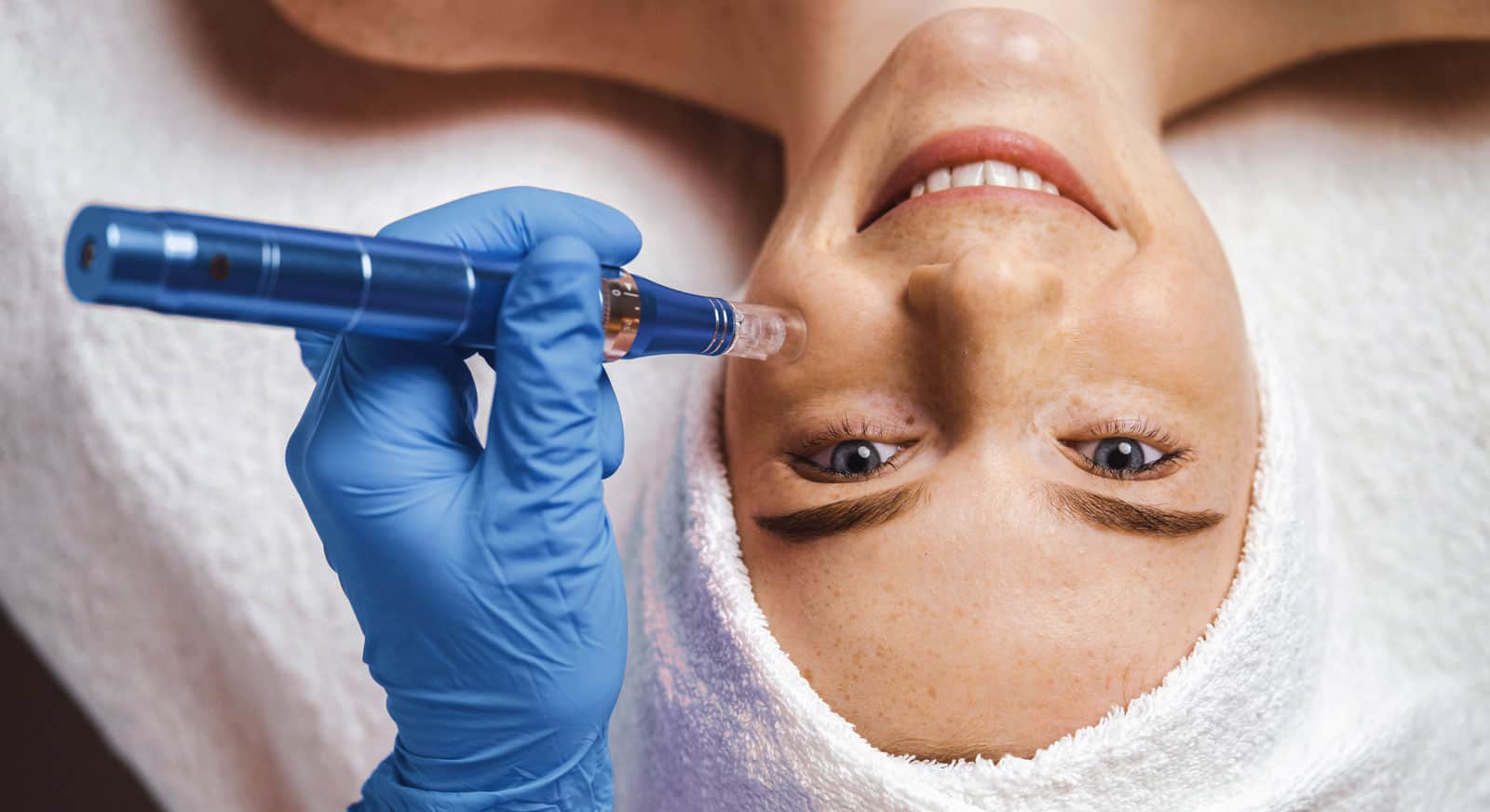 cosmetician making antiaging therapy patient39s face using dermapen beauty treatment beauty skin medical technology
